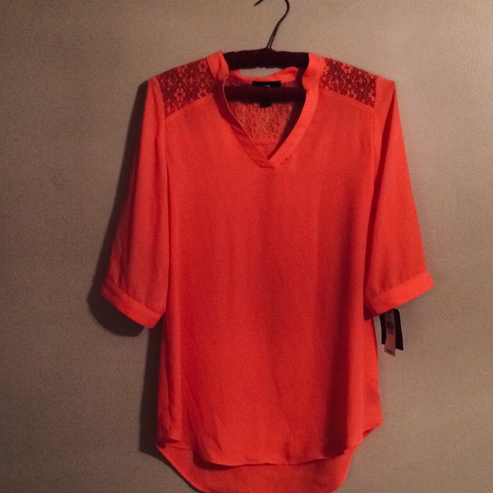 Women’s size medium coral mid sleeved top